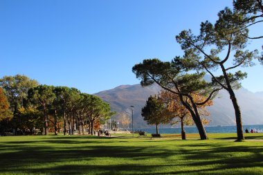 Garda Gölü parktan güzel görünüm.