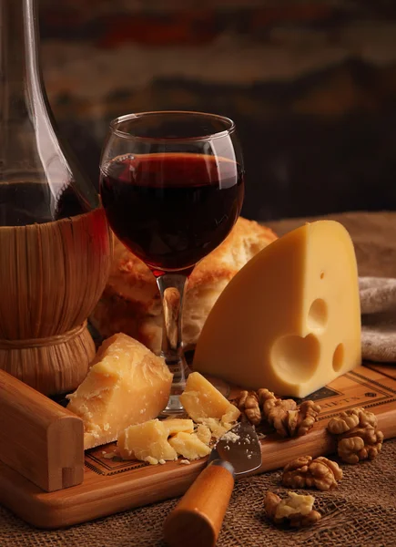 Un verre de vin, fromage dur, vieilli et noix . — Photo