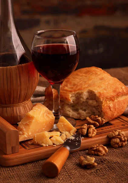 Un bicchiere di vino, formaggio stagionato e noci . — Foto Stock