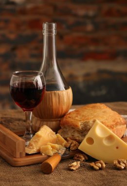 Bir kadeh şarap, zor, peyniri ve fındık yaşları.
