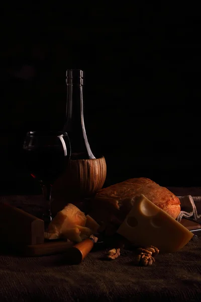 Vino, formaggio e pane fatto in casa . — Foto Stock