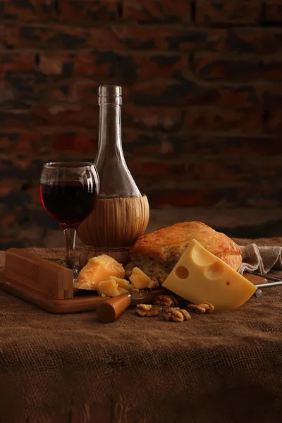 Ev yapımı ekmek, peynir ve şarap. — Stok fotoğraf