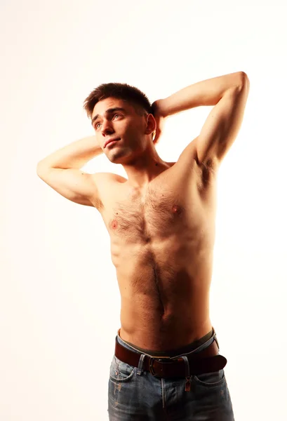 Kot pantolon çıplak gövde ile genç adam.
