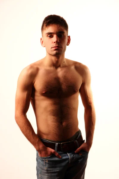 Kot pantolon çıplak gövde ile genç adam.
