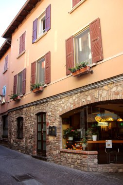 Sirmione, İtalya, 31 Ekim 2015, Sirmione eski kasaba sokaklarında.