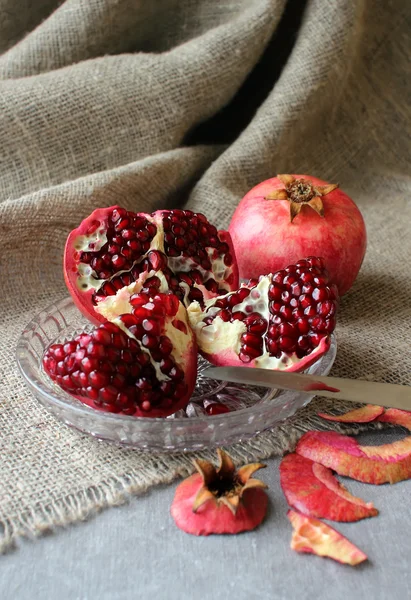 Pomegranate, cut into pieces. — Stock Photo, Image