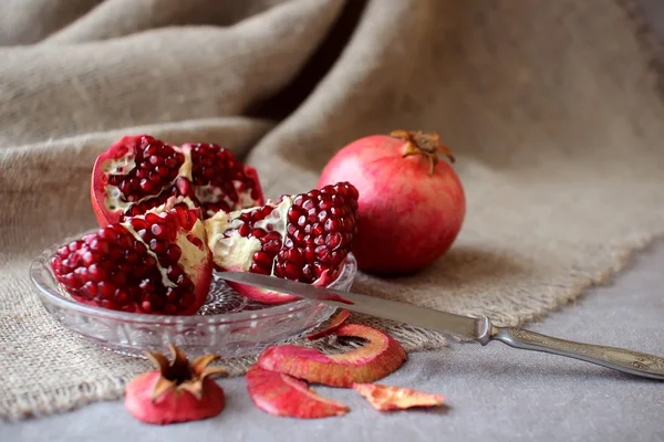 Pomegranate, cut into pieces. — Stock Photo, Image