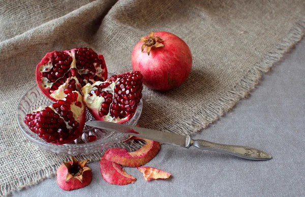 Granatäpple, skuren i bitar. — Stockfoto