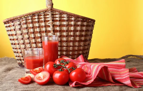 Succo di pomodoro versare in bicchieri e pomodori maturi . — Foto Stock