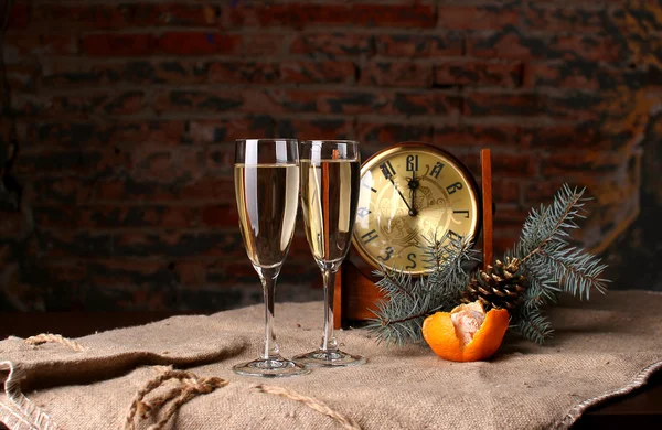 Two glasses of champagne, clocks and fir tree branch. — Stock Photo, Image
