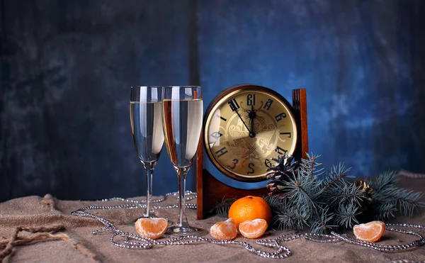 Two glasses of champagne, clocks and fir tree branch. — Stock Photo, Image