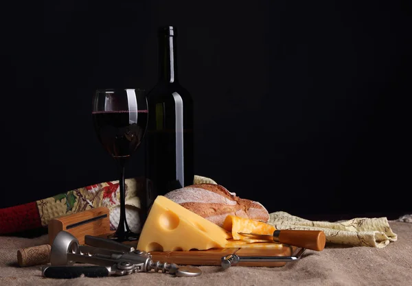 Stillleben mit Käse und Wein. — Stockfoto