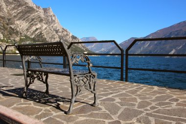 Göl kıyısında ayakta tezgah,.