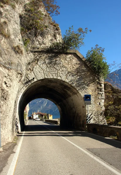 Der Tunnel liegt in den Bergen rund um den Gardasee. — Stockfoto