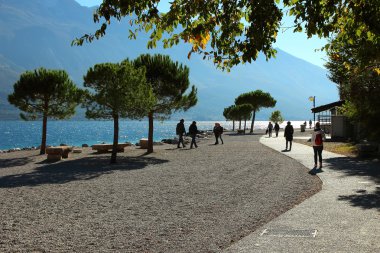 Bir Limone sul Garda, İtalya, 2 Kasım 2015, kıyı şeridi ve göl Gard yürüyen turist.