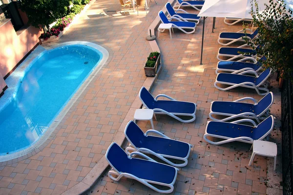 Vue sur la cour de l'hôtel avec piscine . — Photo