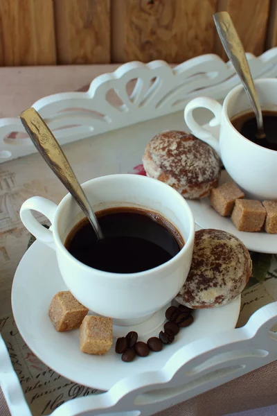 Zwei Tassen Kaffee und Kuchen auf einem Tablett. — Stockfoto