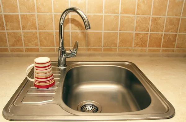 Nouveaux robinets et éviers dans la cuisine . Images De Stock Libres De Droits