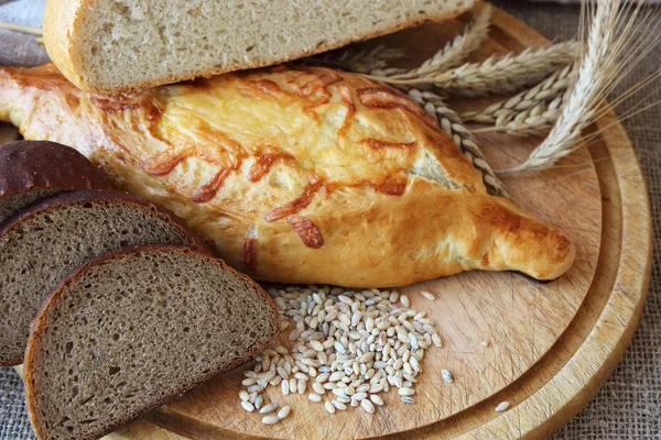 新鲜的面包和不同类型的麦穗. — 图库照片