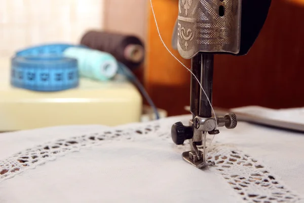 Old sewing machine in operation. — Stock Photo, Image