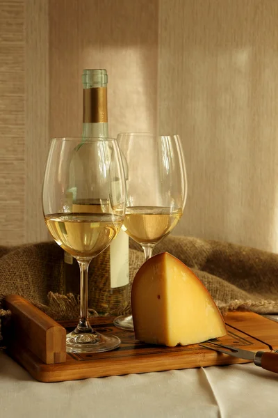 İki bardak beyaz şarap ve peynir ile. — Stok fotoğraf