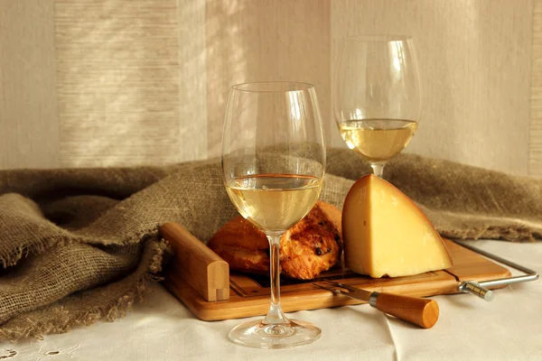 白ワインとチーズの 2 つのメガネ. — ストック写真