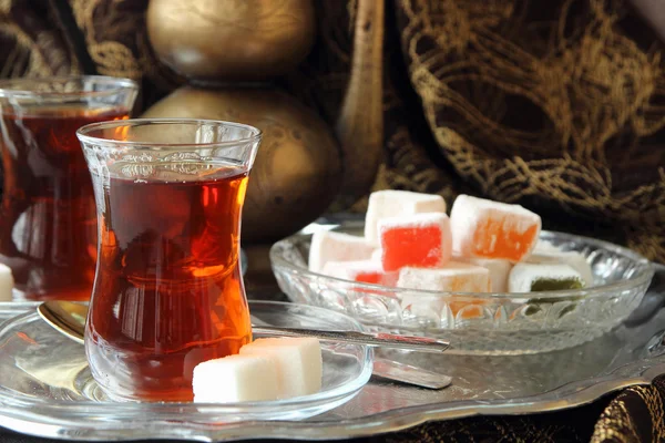 Délice turc dans un plat et thé . — Photo