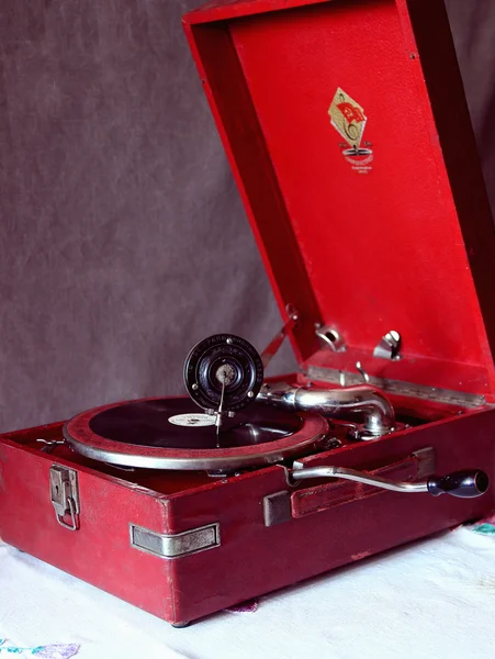 Retro gramophone, on which there is an inscription - "State gramophone factory, the city of Leningrad, production in 1935". — Stock Photo, Image