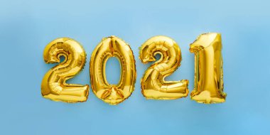 Mavi arka planda 2021 altın balon metni. 2021 noel altın folyo balonlarıyla mutlu yıllar arifesi davetiyesi. Kopyalama alanı olan uzun web pankartı