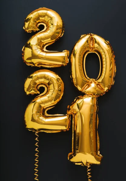2021 texto em ouro balão sobre fundo preto. Feliz Ano Novo véspera de convite com balões de folha de ouro de Natal 2021. Vertical — Fotografia de Stock