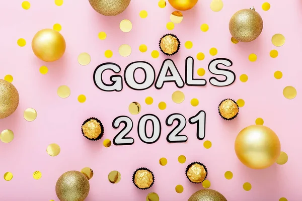 2021 Letras de goles sobre fondo rosa con decoración navideña fastidiosa, confeti dorado, bolas. Año Nuevo víspera de 2021 objetivos. —  Fotos de Stock