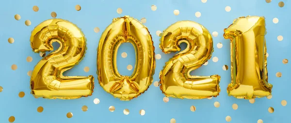 2021 testo in palloncino dorato su sfondo blu con coriandoli. Felice anno nuovo invito vigilia con palloncini foglio d'oro di Natale 2021. Banner web lungo piatto lay — Foto Stock