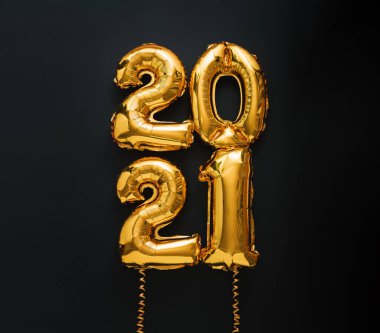 2021 hava balonu altın metni ve siyah arka planda kurdeleler. Noel altın folyo balonları 2021 dikey kare ile mutlu yıllar arifesi davetiyesi.