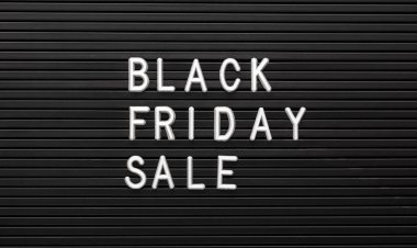 Kara Cuma, Harf Tahtası 'nın siyah arka planında beyaz yazı indirimi. Siyah beyaz harflerle reklam afişi. Üst görünüm