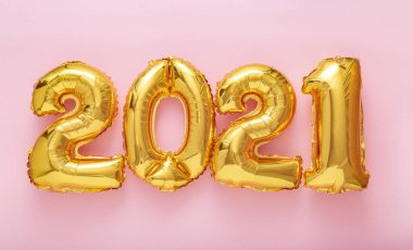 2021 Mutlu yıllar arifesi davetiyesi. 2021 Pembe zemin üzerinde altın hava balonu numaraları