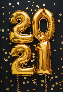 2021 balonlu altın arkaplan, altın renkli konfeti, şenlikli dekor. 2021 noel altın folyo balonlarıyla mutlu yıllar arifesi davetiyesi. Dikey