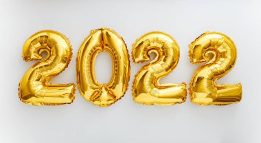 Beyaz arka planda 2022 balon metni. 2022 Noel altın folyo balonları ile mutlu yıllar arifesi davetiyesi. Düz, uzun web pankartı