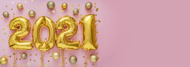 Pembe arka planda altın renkli 2021 hava balonu, altın renkli konfeti Noel topları, şenlikli dekor. Yeni yıl davetiyeniz kutlu olsun. 2021 altın folyo balonları. Uzun web pankartı.
