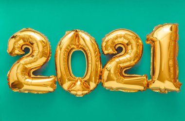 2021 hava balonu altın rengi metin yeşil arka planda. Yeni yıl davetiyeniz kutlu olsun 2021 Noel altın folyo balonları