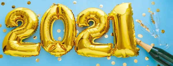 2021 Golden Air Balloon Numbers Blue Background Bottle Champagne Glasses — Stock Photo, Image