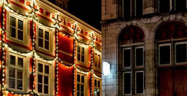 Décorations Urbaines Façade Noël Guirlande Noël Allume Sur Maison Fenêtre — Photo