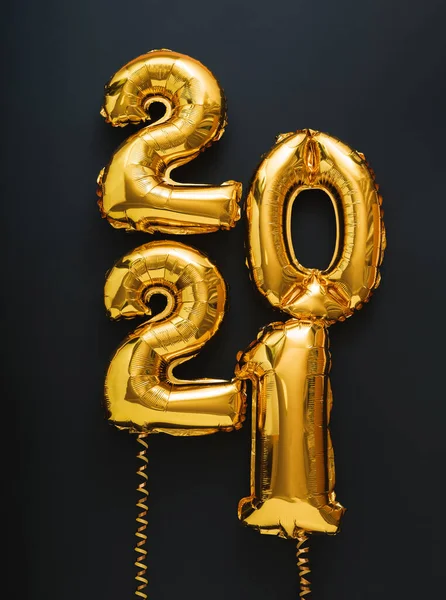 2021 palloncino testo in oro su sfondo nero. Felice anno nuovo invito vigilia con palloncini foglio d'oro di Natale 2021. Verticale — Foto Stock