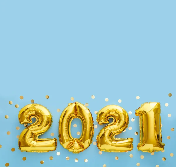 2021 gouden folie ballonnen op blauwe achtergrond met confetti. Nieuwjaarsavond uitnodiging 2021. Vierkante flat met kopieerruimte — Stockfoto