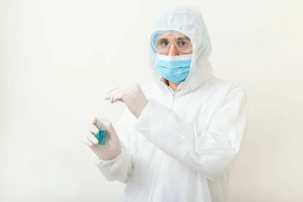 Covid19 Impfstoff in den Händen der Ärzte. Arzt im medizinischen Schutzanzug, biologische Gefahr, medizinische Maske Handschuhe auf weißem Hintergrund. Coronavirus-Impfstoff — Stockfoto