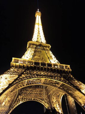 Gece Eyfel Kulesi. Paris Fransa gece manzarası Eiffel Kulesi 'nin altından akşam