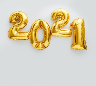 Beyaz arka planda 2021 balon metni. 2021 noel altın folyo balonlarıyla mutlu yıllar arifesi davetiyesi. Kopyalama alanı olan kare düzlük