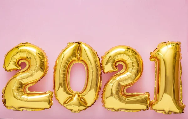 2021 palloncino numeri d'oro su sfondo rosa. Natale Felice anno nuovo arredamento con palloncini di lamina d'oro 2021 Copia spazio Vista dall'alto — Foto Stock