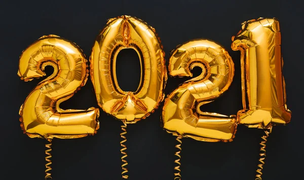 2021 palloncino testo in oro su sfondo nero. Felice anno nuovo invito vigilia con palloncini foglio d'oro di Natale 2021. Banner web lungo — Foto Stock