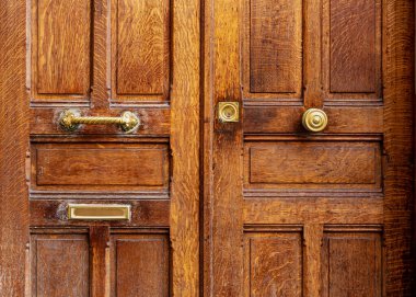 Eski ahşap kapıdaki altın metali detaylarıyla halledin. Kapı kolu, anahtar deliği farklı Fransız stili kapı kolları. Esmer, eski, ahşap, eski püskü bir kapı. Paris Fransa