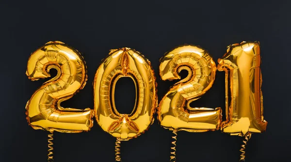 2021 year Christmas gold air balloons on black background. Happy New year 2021 eve. Long web banner — Stock Photo, Image